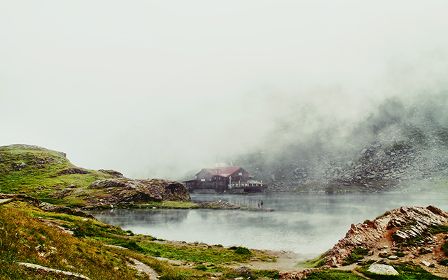 An Icelandic mountain lake home